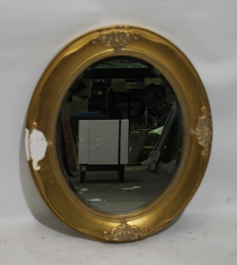 Auksinis ovalus veidrodis