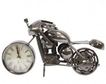 En motociklas su laikrodžiu